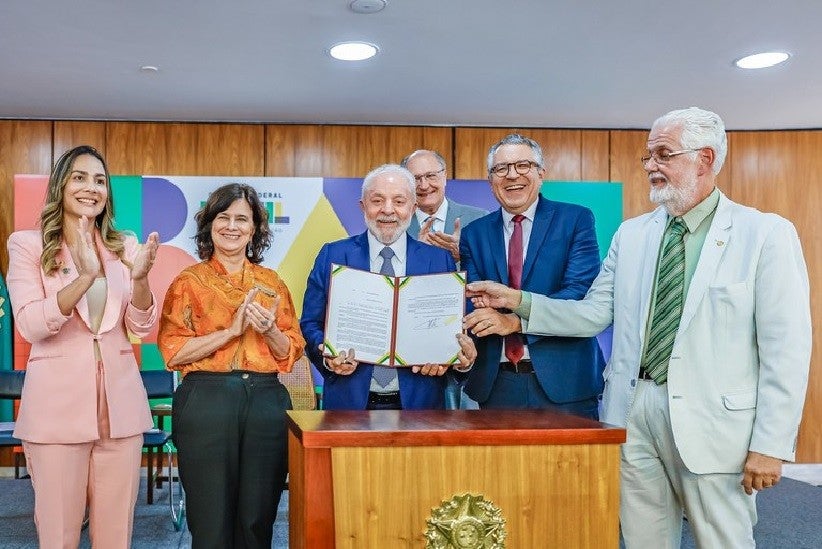 Senadora Ana Paula Lobato, ministra da Saúde, Nísia Trindade, presidente Lula, vice-presidente Geraldo Alckmin, ministro da Secretaria de Relações Institucionais, Alexandre Padilha, e deputado federal Jorge Solla, durante cerimônia de sanção do PL que reg