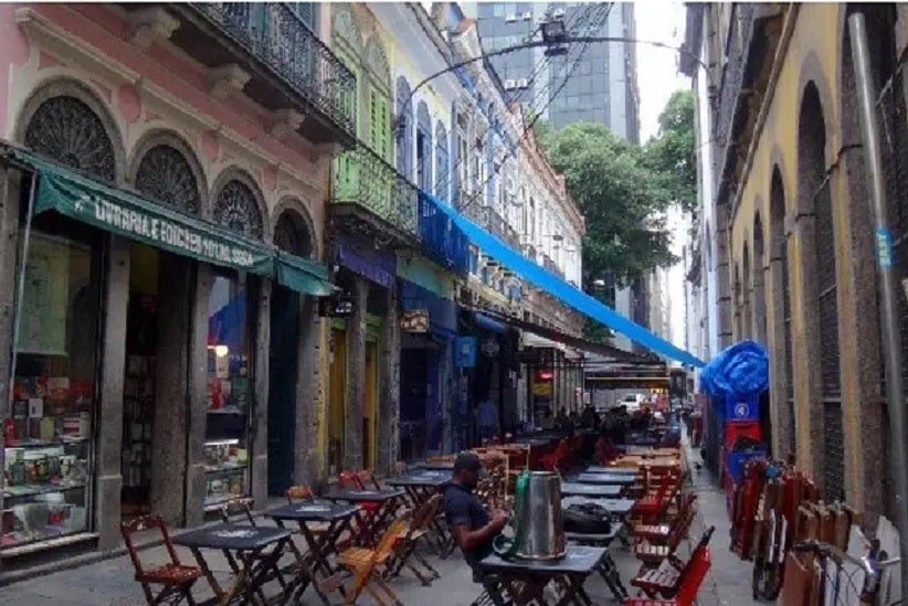 São variadas as opções de onde comer na Rua do Ouvidor
