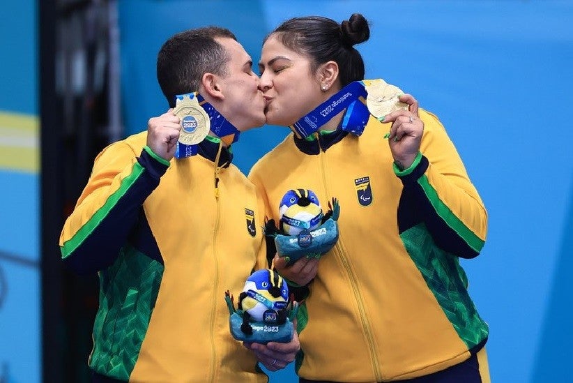 Casal dourado: noivos, Rogério e Edwarda Oliveira comemoraram o ouro no badminton com um beijo no alto do pódio no último dia de competições em Santiago. Foto: Marcello Zambrana/CPB