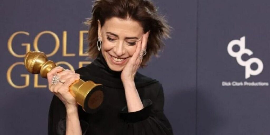 Fernanda Torres levou o prêmio de Melhor Atriz por Ainda Estou Aqui. Ela se tornou a primeira brasileira a ganhar o Globo de Ouro nesta categoria. Foto: Divulgação